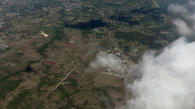 Flugzeug-fliegen-über-Mexiko-Landschaft-Wolken-Sommer