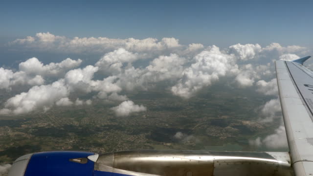 Fluing-über-Mexiko-Küstenlinie-Wolken-Sonnentag