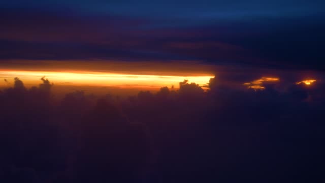 TEXTFREIRAUM:-Geschwollenen-Wolken-und-lila-Himmel-vertuschen-malerischen-orange-Sonnenaufgang.