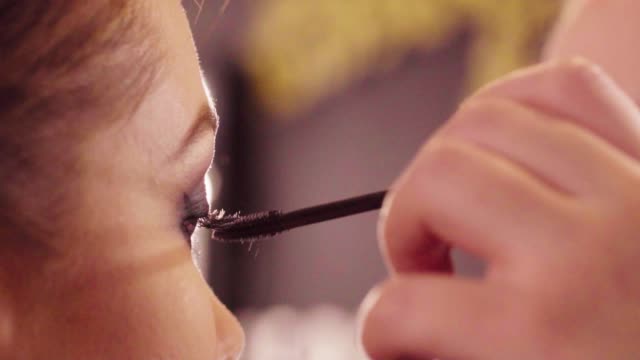 The-makeup-artist-applying-mascara