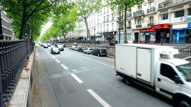 Verkehr-am-Boulevard-Saint-Martin-in-Paris,-Frankreich