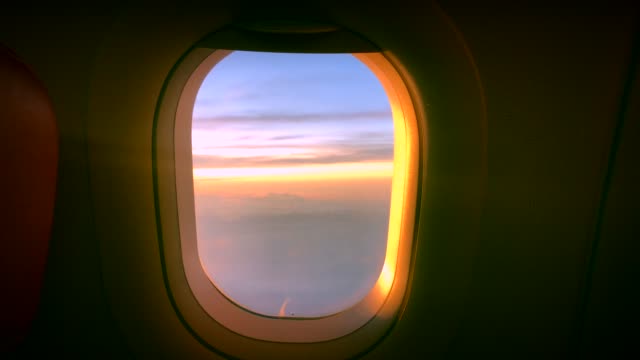 Concepto-de-avión-de-asiento-de-ventana-de-nube.-Cielo-nubes-vista-desde-avión-del-asiento-cierre-ventana-puesta-del-sol-hermosa.-Lo-celeste-o-azul-cielo-y-nubes-sobre-la-tierra-en-belleza-durante-el-día.