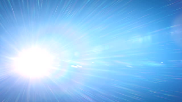 Schöner-heller-Sonne-leuchtender-Umzug-über-den-strahlend-blauen-Himmel-mit-spektralen-Strahlen-im-Zeitraffer.-3D-Animation-mit-Fackeln-und-Spektrum.-Natur-und-Wetter-Konzept.