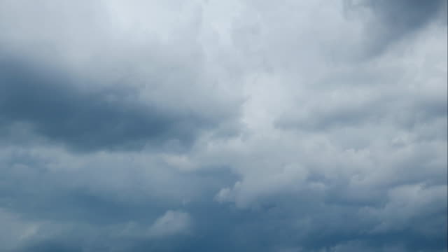Nubes-formando-y-pasando-por-sobre-el-cielo-en-Time-lapse