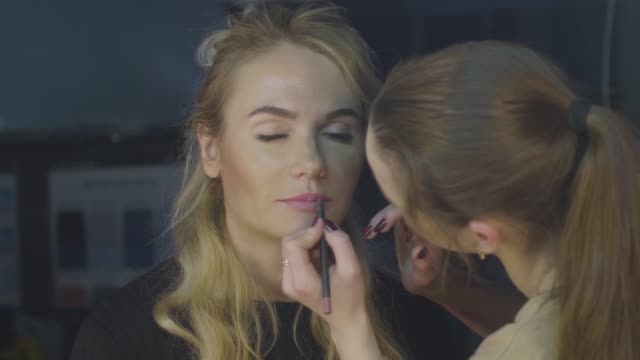 Mit-Bleistift-Kosmetik-für-Lippen-im-Kosmetikstudio-Make-up-Visagist