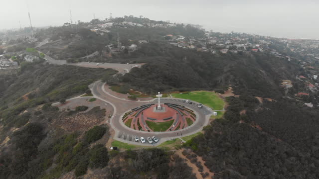 Beautiful-Aerial-View-Descending-on-Mt.-Soledad-in-San-Diego,-California-with-Trees,-Grass,-Cars,-Homes-and-More-in-View-on-an-Overcast-Day.