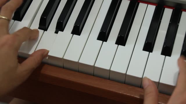 la-muchacha-tocando-el-piano