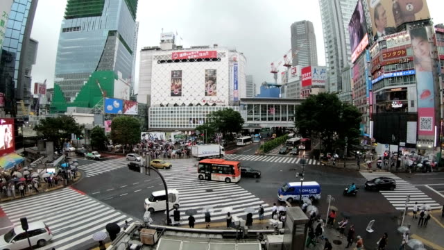 4K-Zeitraffer-des-Menschen,-die-berühmten-Zebrastreifen-im-Zentrum-des-Einkaufs--und-Unterhaltungsmöglichkeiten-Stadtteil-Shibuyas-überqueren