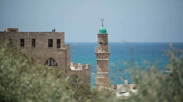 El-minarete-de-la-antigua-mezquita-en-la-ciudad-de-Jaffa-Tel-Aviv-contra-el-mar
