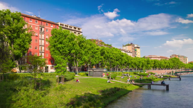 Italien-Sonnentag-Mailand-Stadt-berühmten-Kanals-Bucht-Panorama-4k-Zeitraffer