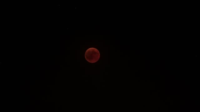 Mondfinsternis-Zeit-verfallen-rote-Vollmond-aus-Schatten,-hell,-herausragende-Ereignis-ereignete-sich-am-27.-Juli-2018