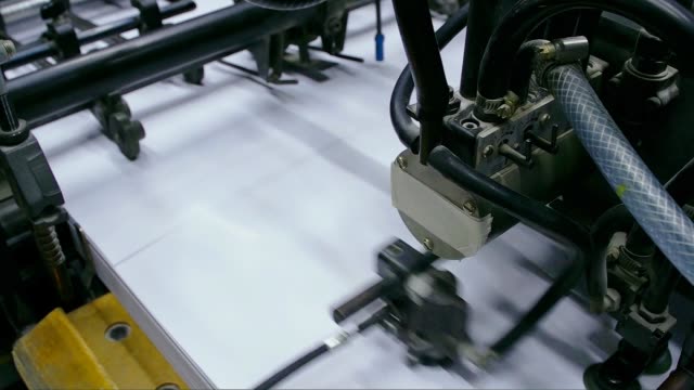 Industrielle-Druckmaschine-im-Prozess