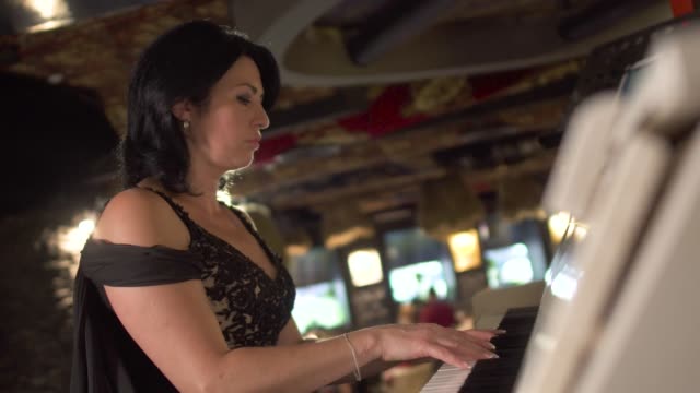 Erwachsenen-Dame-spielt-Klavier