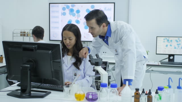 Equipo-de-científicos-de-investigación-médica-están-trabajando-en-equipos-y-tener-una-reunión-en-el-laboratorio-moderno