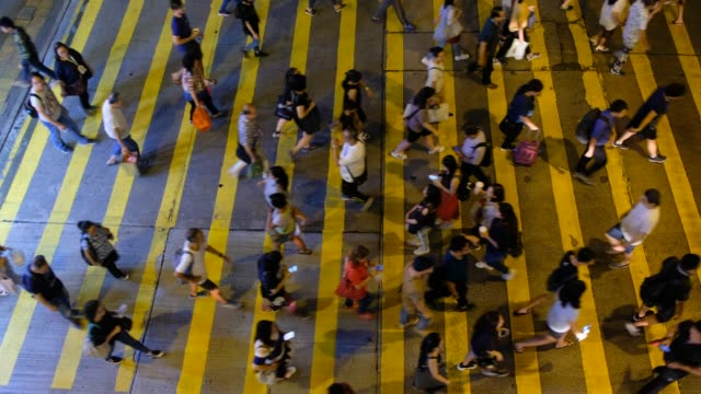 Paso-de-peatones-ocupado-en-Hong-Kong-en-la-noche