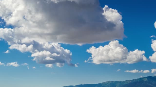 Daytime-time-lapse-of-tropical-clouds-evolving-and-moving-through-the-sky