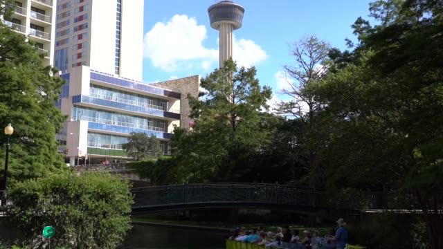 San-Antonio-River-Walk-Boats-Traffic-Sign-Change-with-Building-and-Tower-in-Background-Time-Lapse
