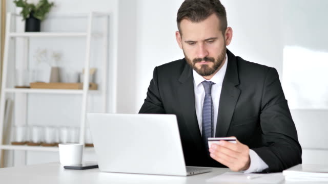 Online-Zahlung-mit-EC-Karte-von-Geschäftsmann