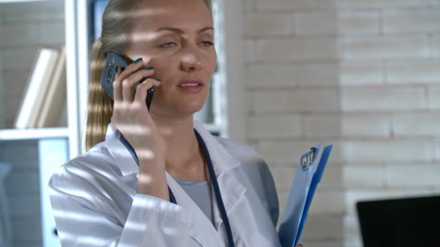 Young-Female-Arzt-im-Chat-auf-Handy