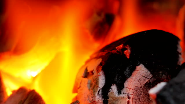 Flamme-Kohlen-und-werden-sehr-heiß-ist-weit-verbreitet
