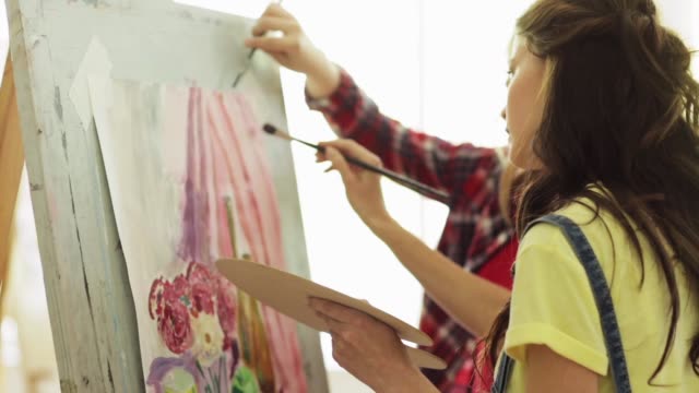 Schüler-Mädchen-mit-Staffelei-Malerei-an-der-Kunstakademie