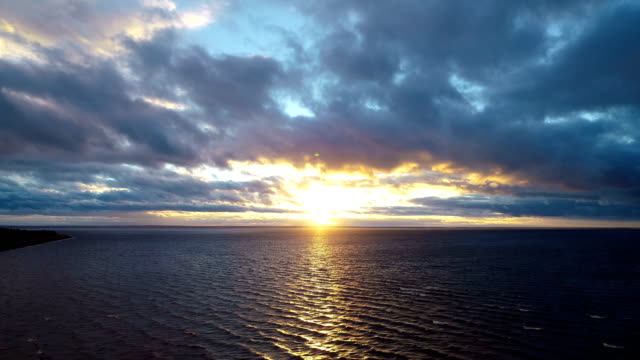 Der-Flug-über-das-Wasser-auf-den-malerischen-Sonnenuntergang-Hintergrund.-Zeitraffer