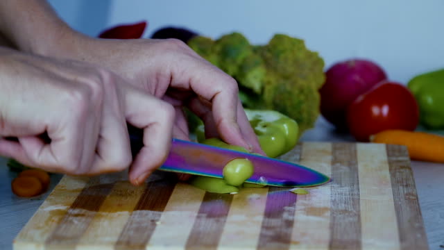 Chef-es-vegetales-de-corte-en-la-cocina,-cortar-el-pimiento