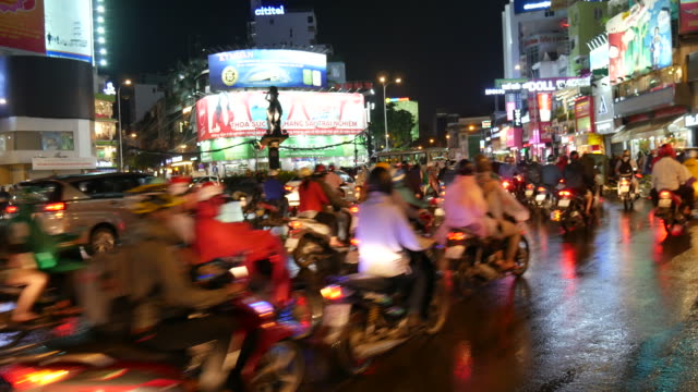 Traffic-and-ads-in-Vietnam