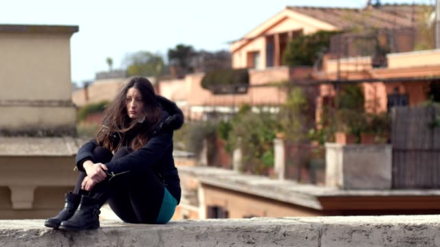 Porträt-der-verzweifelte-traurige-junge-Frau-denken-Selbstmord,-sitzt-allein-auf-Dach