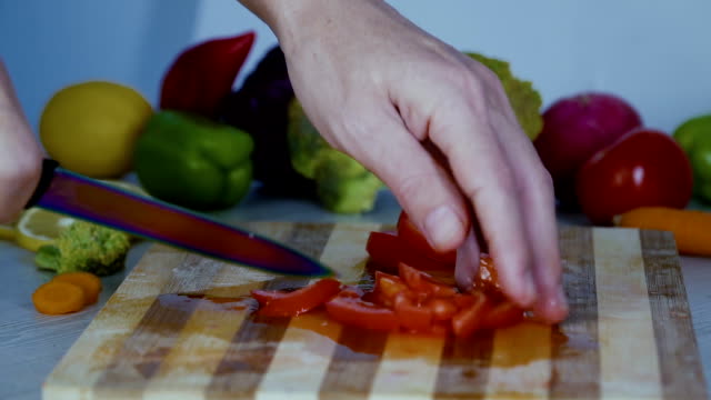 Der-Mensch-ist-Schneiden-von-Gemüse-in-der-Küche,-Schneiden-von-Tomaten-in-Zeitlupe