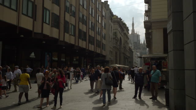 día-soleado-Milán-ciudad-centro-calle-comercial-famosa-slow-motion-panorama-4k-Italia