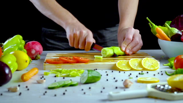 Der-Mensch-ist-Schneiden-von-Gemüse-in-der-Küche,-schneiden-Gurke