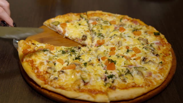 Saftiger-Käse-Pizza-auf-ein-rundes-Tablett-aus-Holz