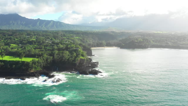 Kauai-Hawaii-cinematográfico-vuelo-aéreo-alrededor-Resumen-isla-de-Ocean-Beach-a-Valle-soleado-de-las-montañas-tropicales-Hyperlapse