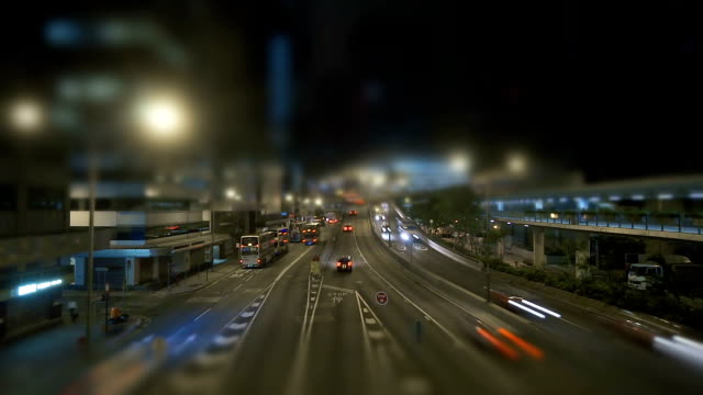Tráfico-de-la-calle-en-moderno-paisaje-urbano-nocturno-y-la-animación-de-las-calles