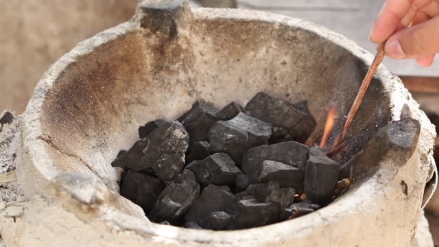 Brennen-der-Holzkohle-in-thai-traditionelle-Ofen-mit-Kiefer-stick