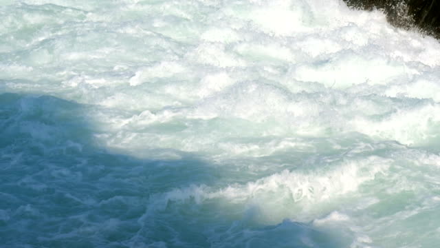 Turbulente-Strömung-Wasser.-Bewegten-Wasseroberfläche.-Wasserfall