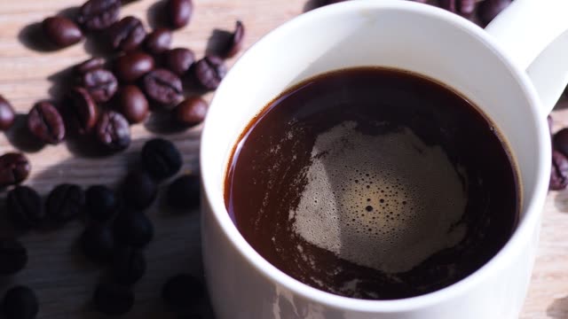 Tasse-Kaffee-am-Tisch-morgens