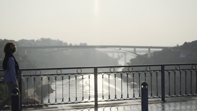 Pareja-caminando-en-el-puente-Ponte-Luis-I