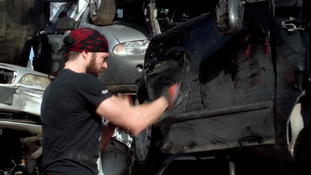 Boxe-training-on-destroyed-car-FDV