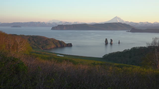 Atemberaubende-Sommerlandschaft-der-Küste-von-Kamtschatka-Pazifik