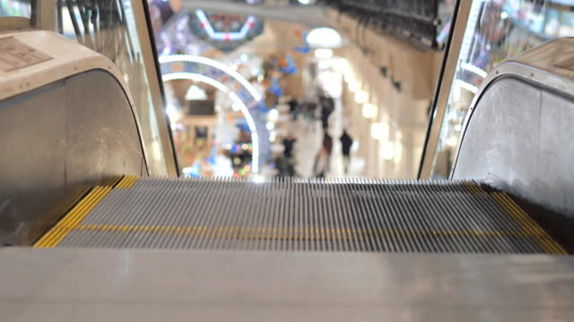 Escaleras-mecánicas-en-el-primer-centro-comercial.-En-el-fondo,-las-personas-son-fuera-de-foco-para-ir-de-compras.