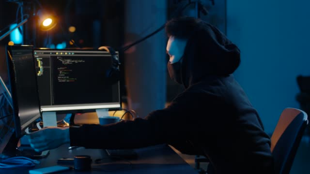 Hacker-nutzen-Computer-für-Cyber-Angriff-in-der-Nacht