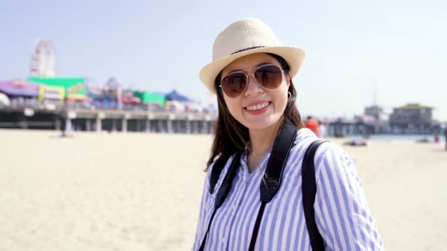Mujer-asiática-con-mochila-en-la-playa