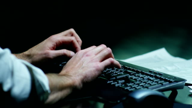 Männliche-Hände-tippen/arbeiten-auf-Laptop-Tastatur-im-Büro-(Macro-Close-up)