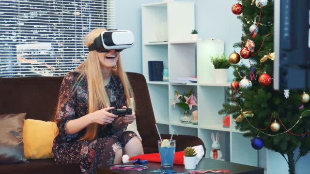 Mittlere-Nahaufnahme-von-schönen-Mädchen-spielen-ein-Spiel-mit-Joystick-in-Virtual-Reality-Brille