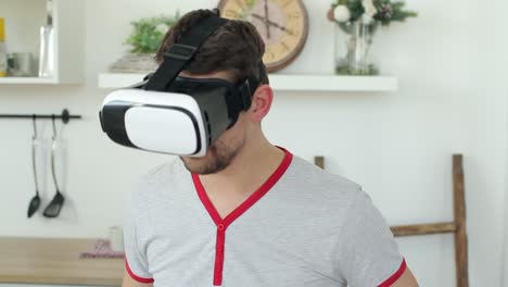 Mann-in-Virtual-Reality-Brille