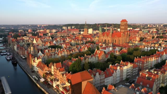 Danziger-Altstadt-in-den-Strahlen-der-aufgehenden-Sonne,-Luftaufnahme-der-alten-Stadtstraßen