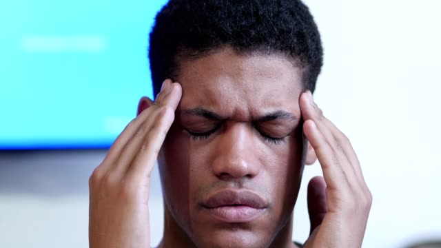 Kopfschmerzen,-verärgert-junger-schwarzer-Mann-Nahaufnahme