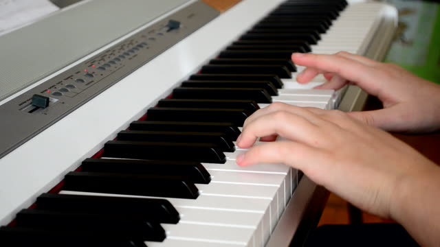 El-pianista-toca-el-piano